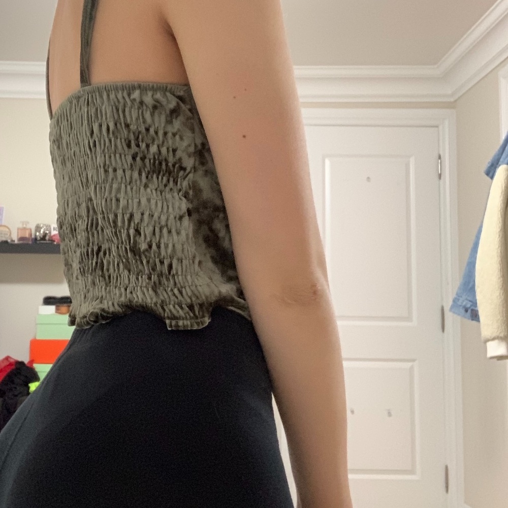 green crop top - Picture 2 of 3